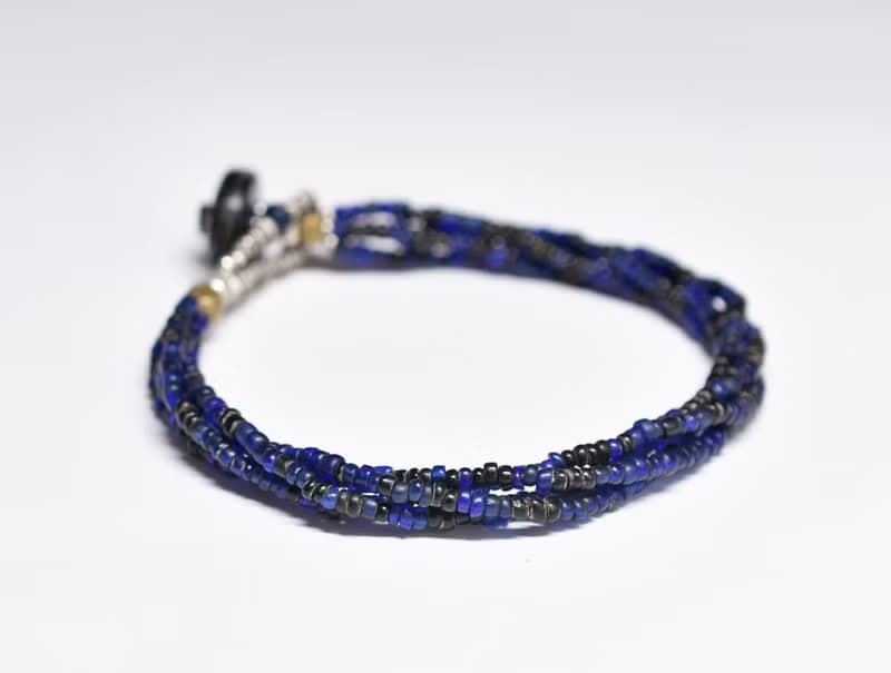 アンティークブルーとブラックシードビーズの4連ブレス　カカンバ留め金
