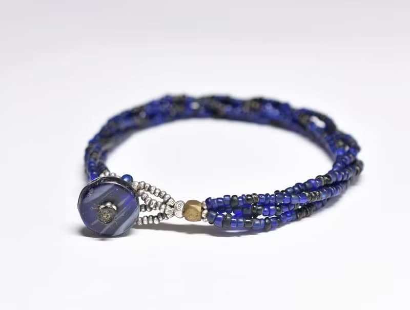 アンティークブルーとブラックシードビーズの4連ブレス　カカンバ留め金