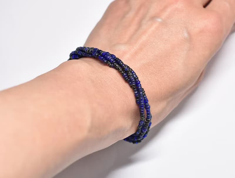 アンティークブルーとブラックシードビーズの4連ブレス　カカンバ留め金