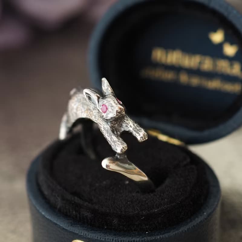 飛躍するうさぎリング ピンクサファイア
