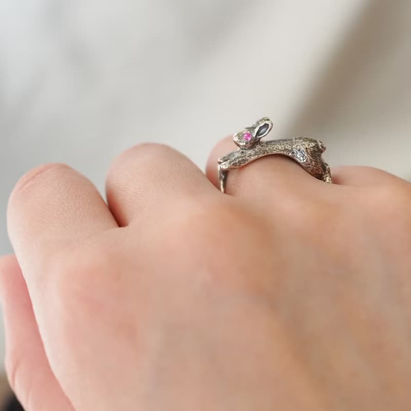 飛躍するうさぎリング ピンクサファイア