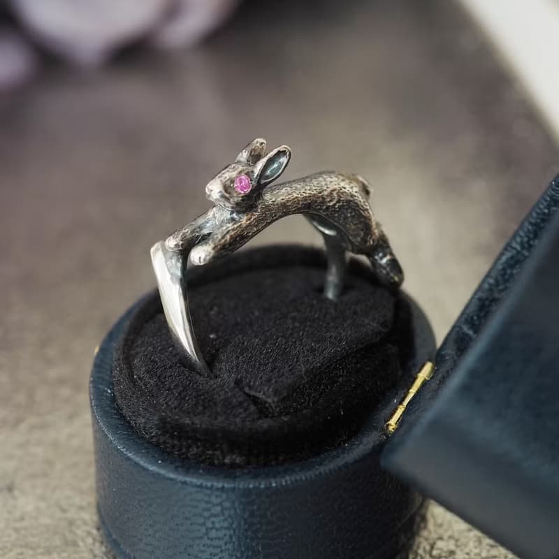 飛躍するうさぎリング ピンクサファイア