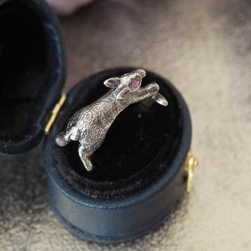 飛躍するうさぎリング ピンクサファイア