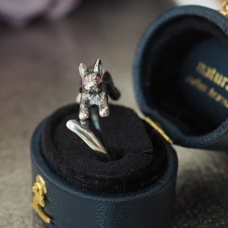 飛躍するうさぎリング ピンクサファイア