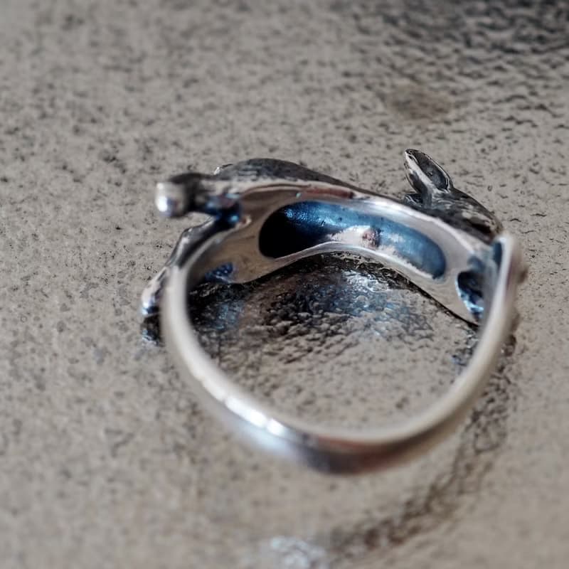 飛躍するうさぎリング ピンクサファイア