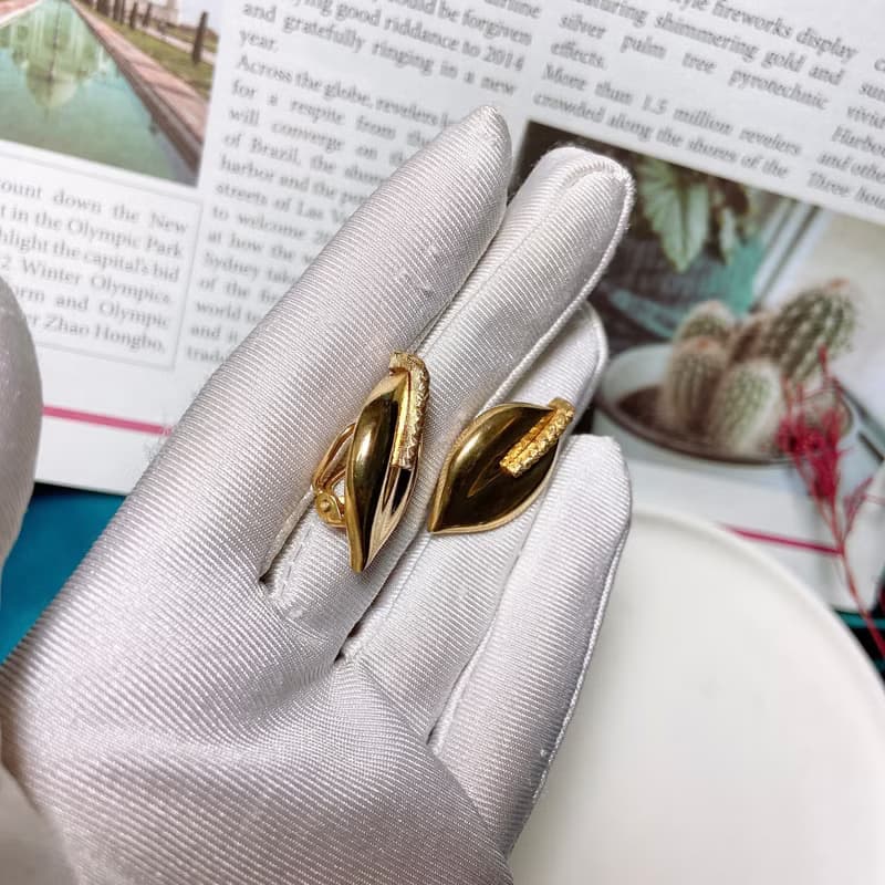 【西洋古董飾品】名牌精品 紀梵希Givenchy 法國1980葉片耳環耳夾