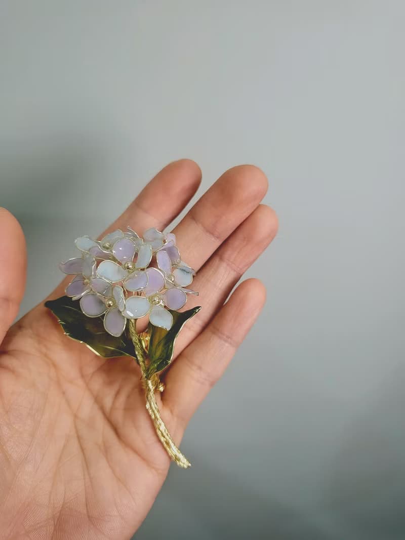 繡球花。胸針。沾浸藝術花。飾物。生日禮物