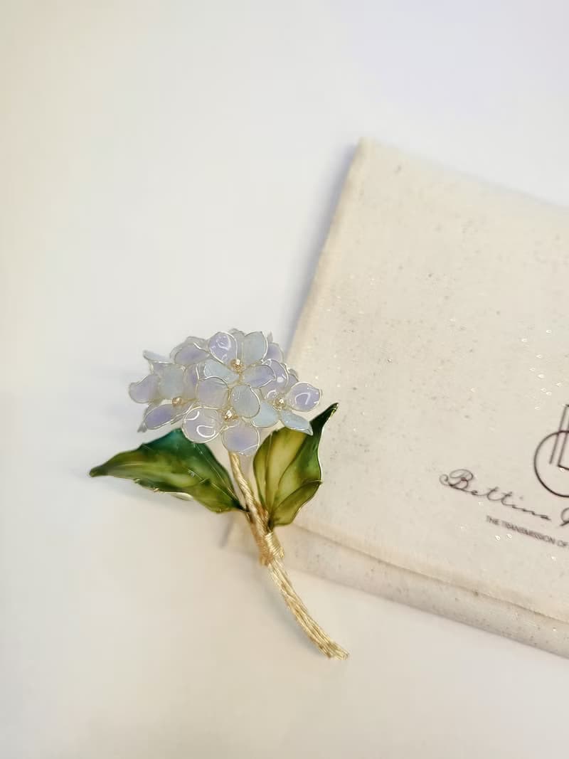 繡球花。胸針。沾浸藝術花。飾物。生日禮物