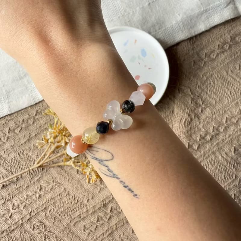 可愛白瑪瑙蝴蝶結彈性手鍊