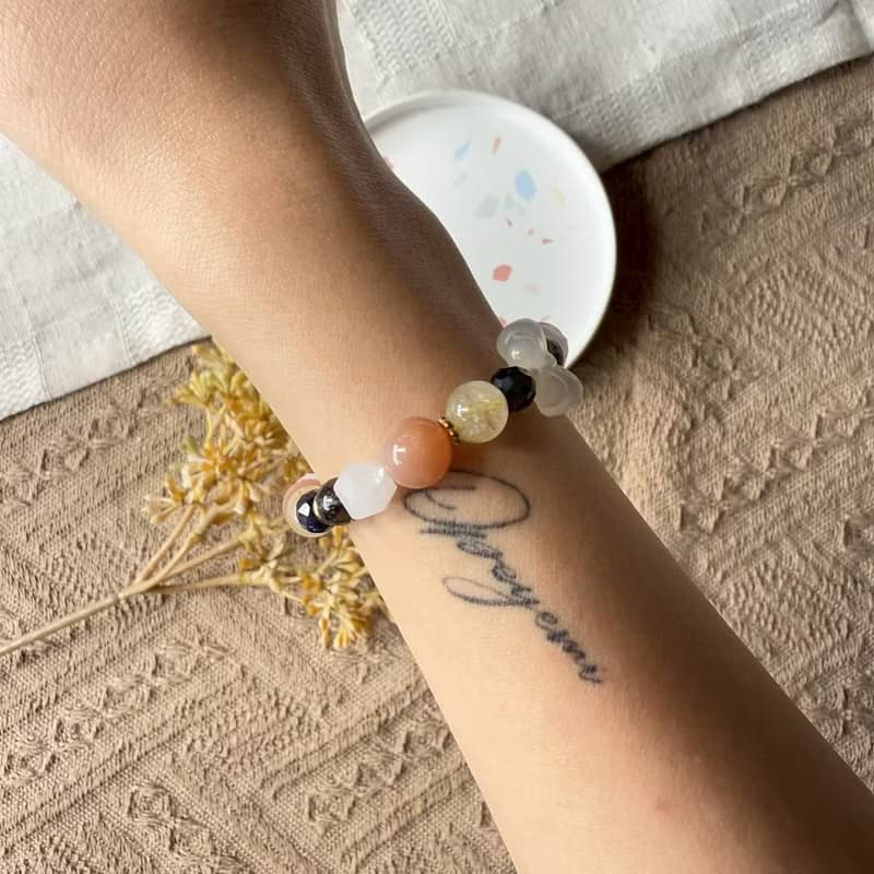 可愛白瑪瑙蝴蝶結彈性手鍊