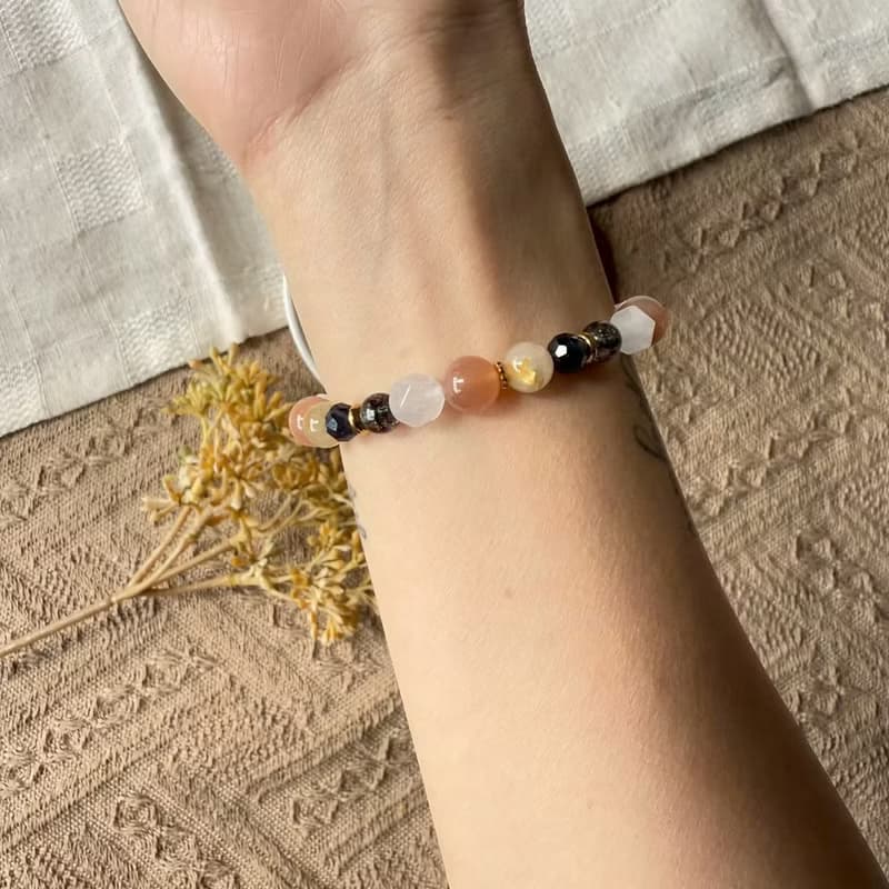 可愛白瑪瑙蝴蝶結彈性手鍊