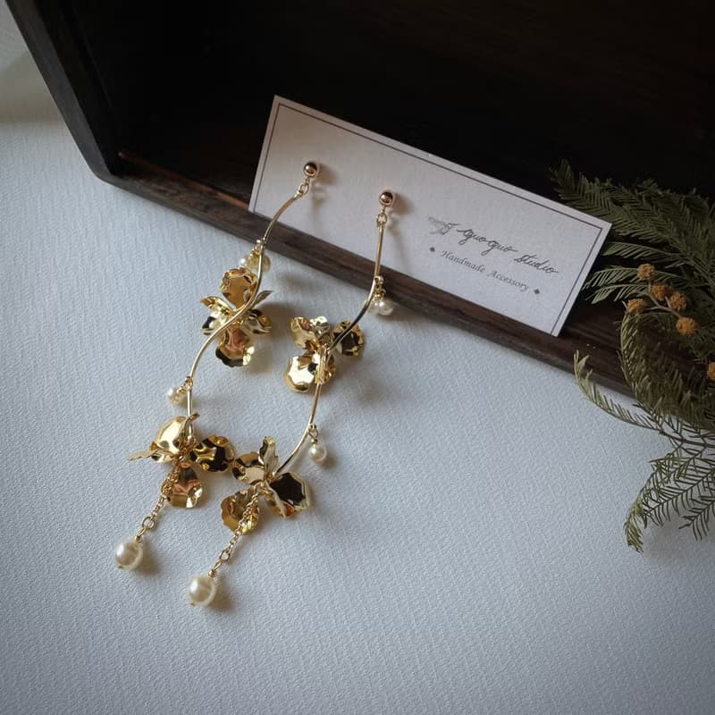 金色花瓣垂墜珍珠耳環