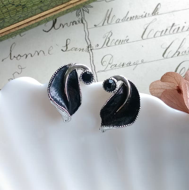 Vintage Jewelry 西洋古董飾品 對稱 翹捲葉子 針式耳環