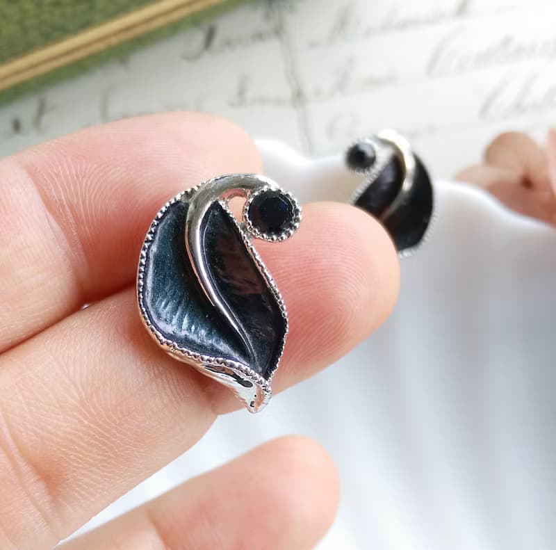 Vintage Jewelry 西洋古董飾品 對稱 翹捲葉子 針式耳環