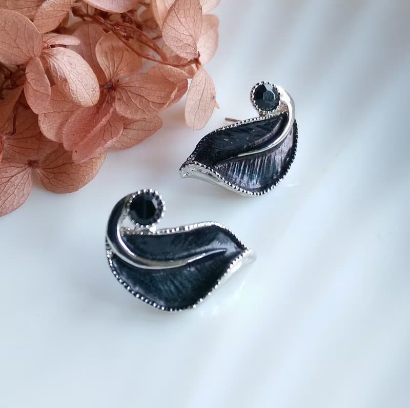 Vintage Jewelry 西洋古董飾品 對稱 翹捲葉子 針式耳環