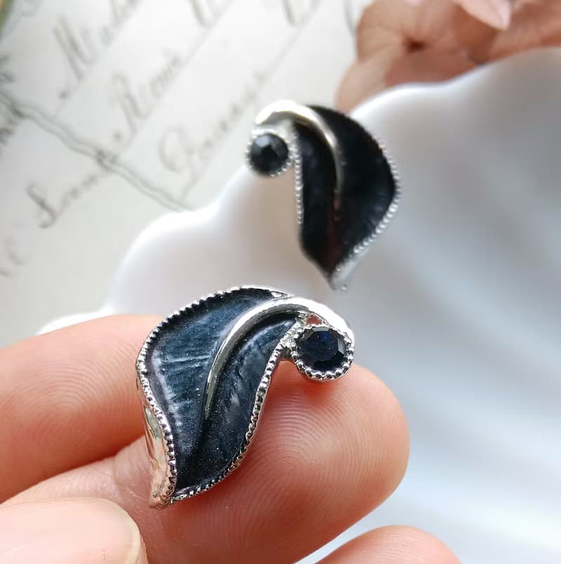 Vintage Jewelry 西洋古董飾品 對稱 翹捲葉子 針式耳環