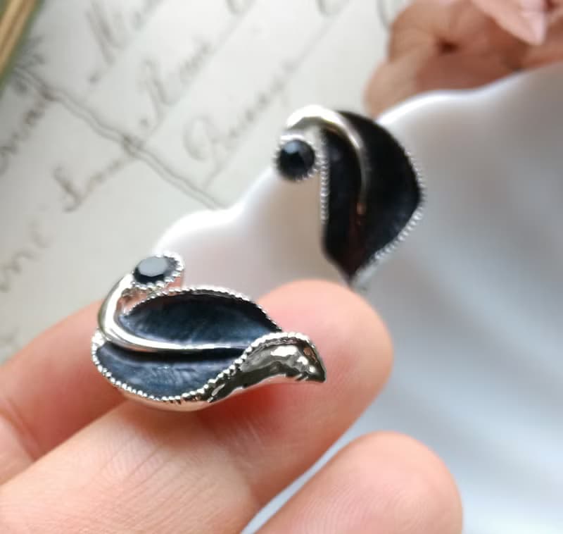 Vintage Jewelry 西洋古董飾品 對稱 翹捲葉子 針式耳環