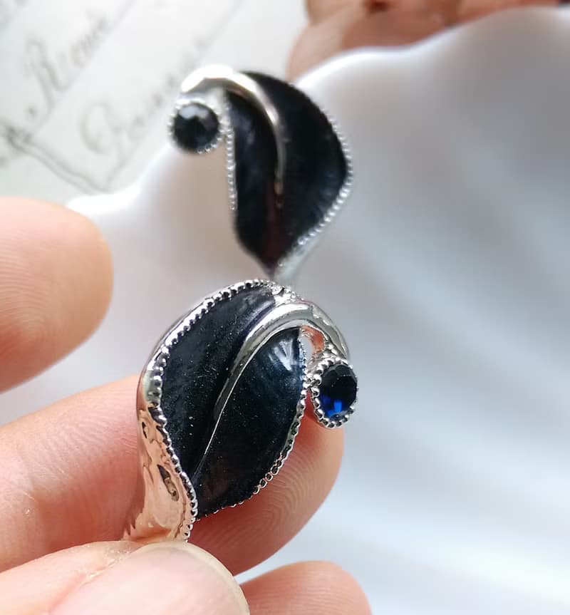 Vintage Jewelry 西洋古董飾品 對稱 翹捲葉子 針式耳環