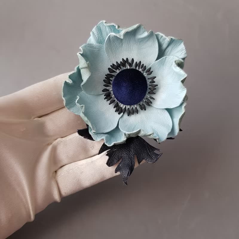 皮革胸針 Sky blue leather brooch for her, Leather women's jewelry