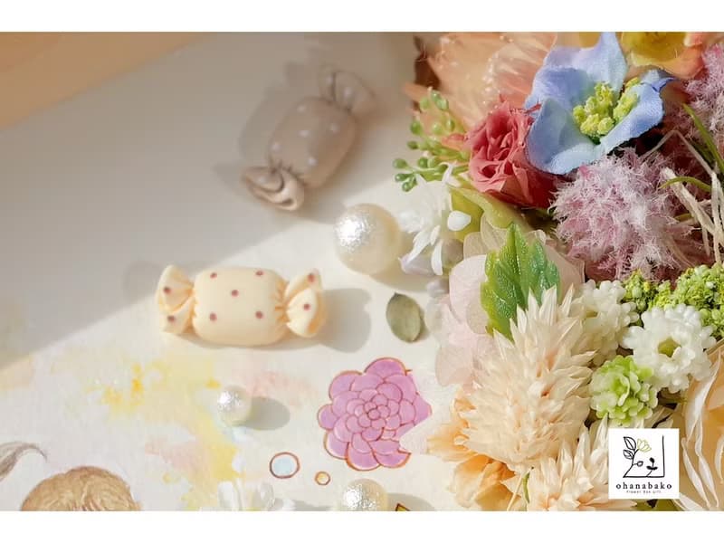 【ファミリーウェルカムボード・特別な日のお祝い】プリザーブドフラワー・ドライフラワーと水彩画の花ミクストメディアフレームA4サイズ-どこに行ってもあなたの愛を-