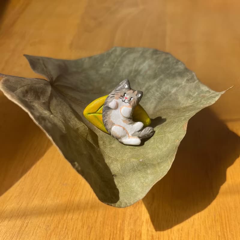 【躺倒落葉堆的挪威森林貓】插畫師手作粘土旋轉戒指