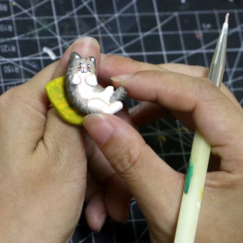【躺倒落葉堆的挪威森林貓】插畫師手作粘土旋轉戒指