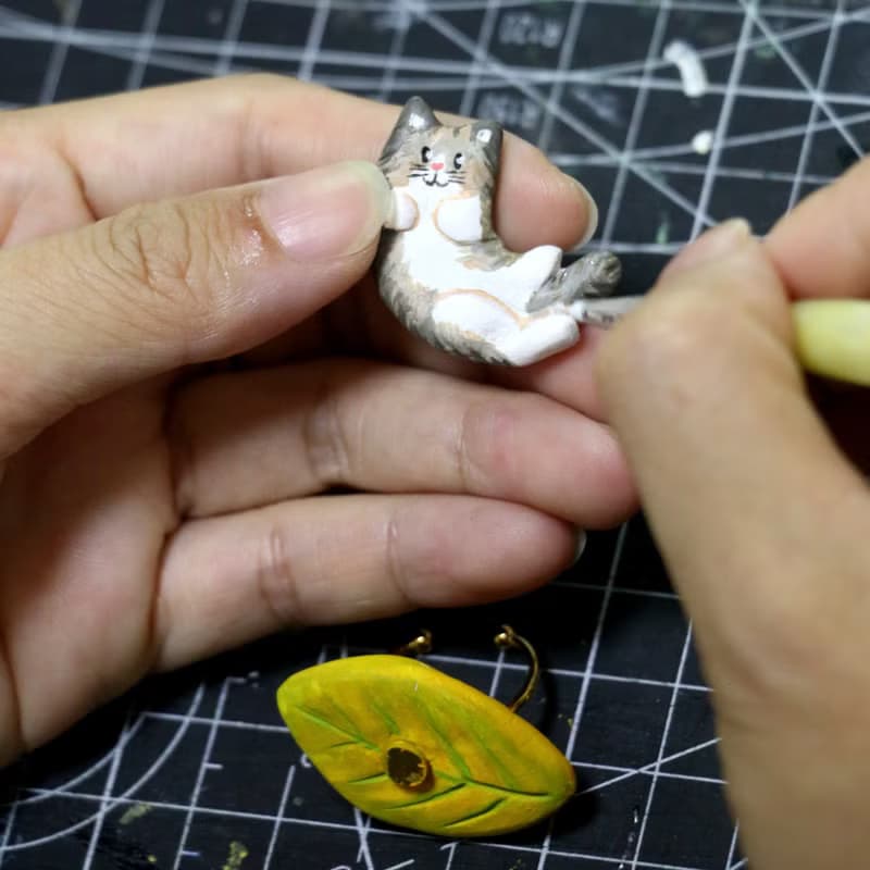 【躺倒落葉堆的挪威森林貓】插畫師手作粘土旋轉戒指