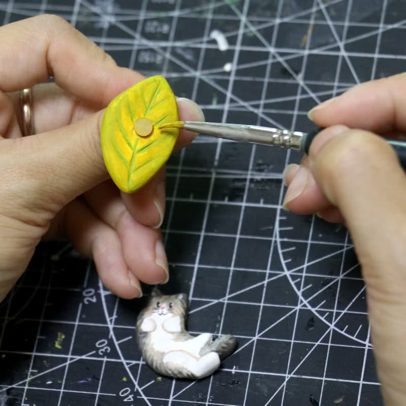 【躺倒落葉堆的挪威森林貓】插畫師手作粘土旋轉戒指