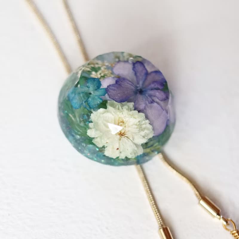 - ramillete 小さな花束 -　ループタイネックレス　丸型・空色・ラリエット風