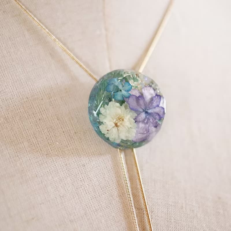 - ramillete 小さな花束 -　ループタイネックレス　丸型・空色・ラリエット風