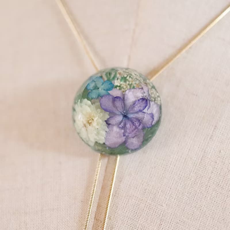 - ramillete 小さな花束 -　ループタイネックレス　丸型・空色・ラリエット風