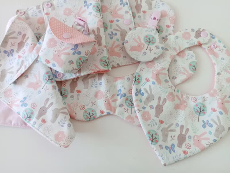 【11/14後出貨】煙花小兔   彌月禮盒 奶嘴袋 圍兜 平安符袋 方