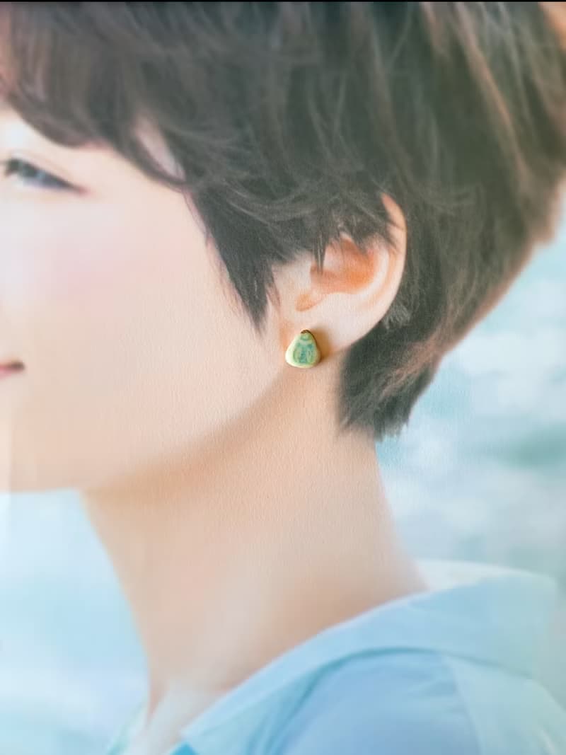貝 のような 小ぶり 金継ぎ 陶器 ピアス イヤリング ノンホールピアス 小さい シンプル 水色 ライトブルー 緑 グリーン ゴールド 金 貝殻 やきもの