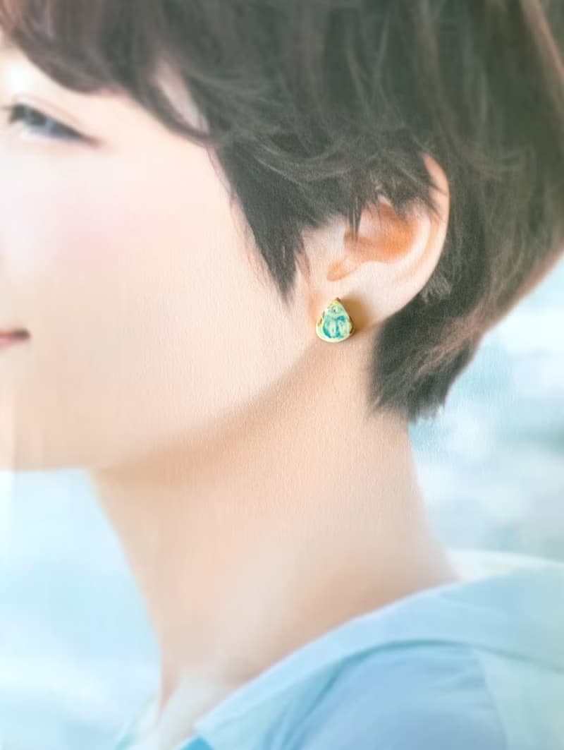 貝 のような 小ぶり 金継ぎ 陶器 ピアス イヤリング ノンホールピアス 小さい シンプル 水色 ライトブルー 緑 グリーン ゴールド 金 貝殻 やきもの