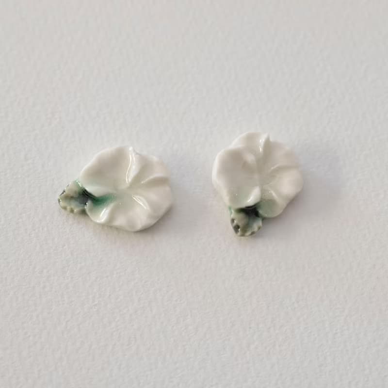 瓷器耳環  綠葉白花耳針一對