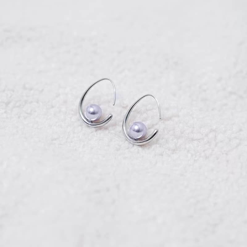 Eira | 極簡質感 蛋形珍珠流線耳勾 Swarovski | 雞蛋耳環