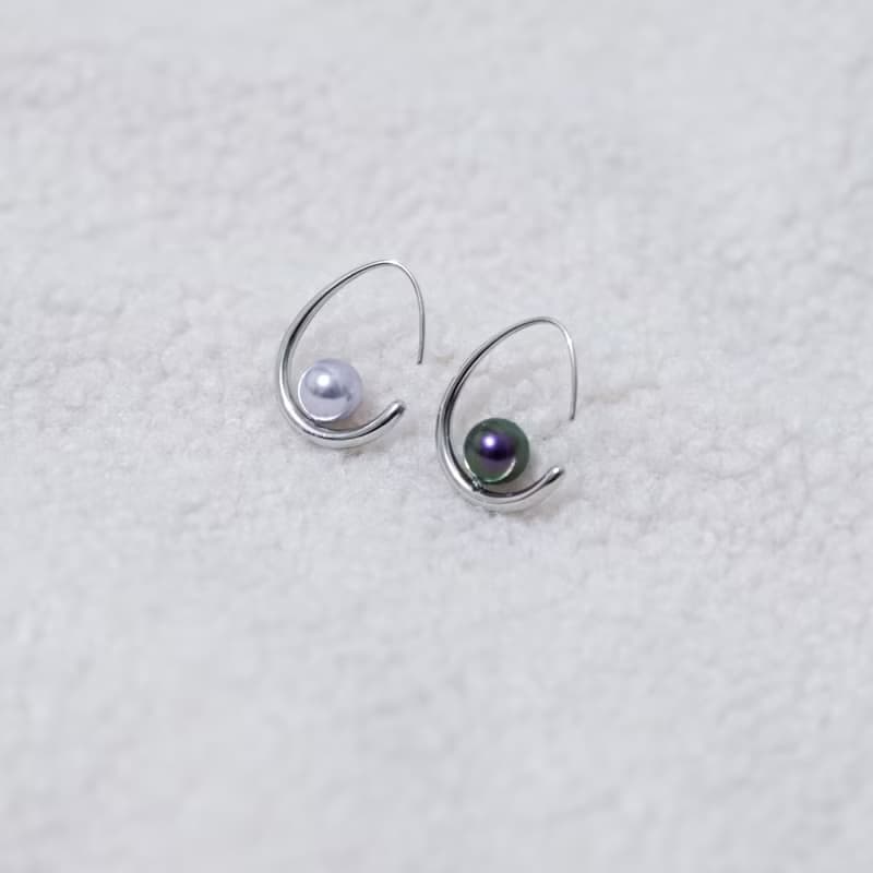 Eira | 極簡質感 蛋形珍珠流線耳勾 Swarovski | 雞蛋耳環