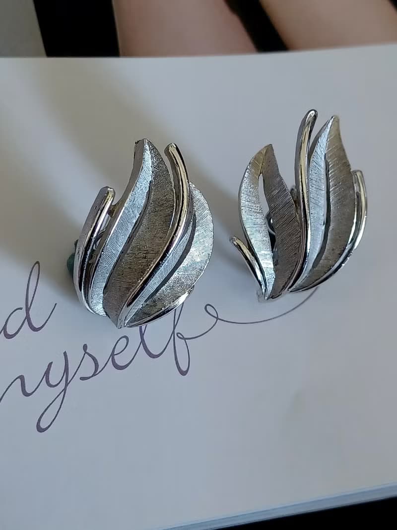 vintage jewelry Trifari 優雅銀色搖擺葉脈 夾式耳環