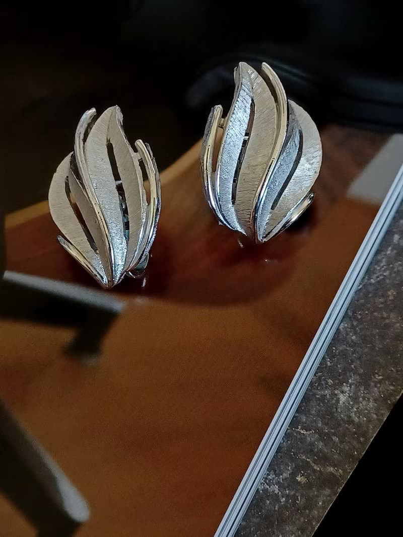 vintage jewelry Trifari 優雅銀色搖擺葉脈 夾式耳環