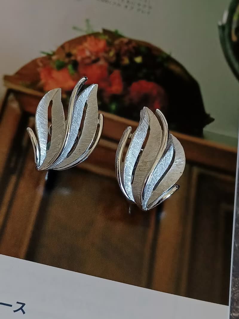 vintage jewelry Trifari 優雅銀色搖擺葉脈 夾式耳環