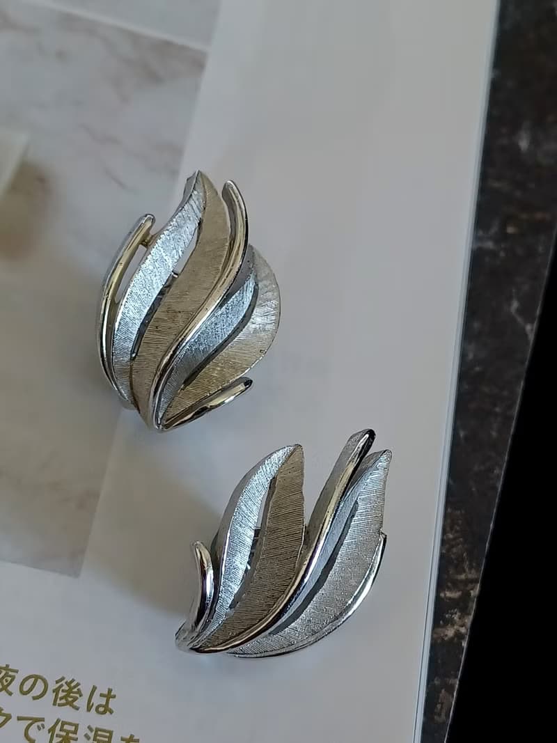 vintage jewelry Trifari 優雅銀色搖擺葉脈 夾式耳環