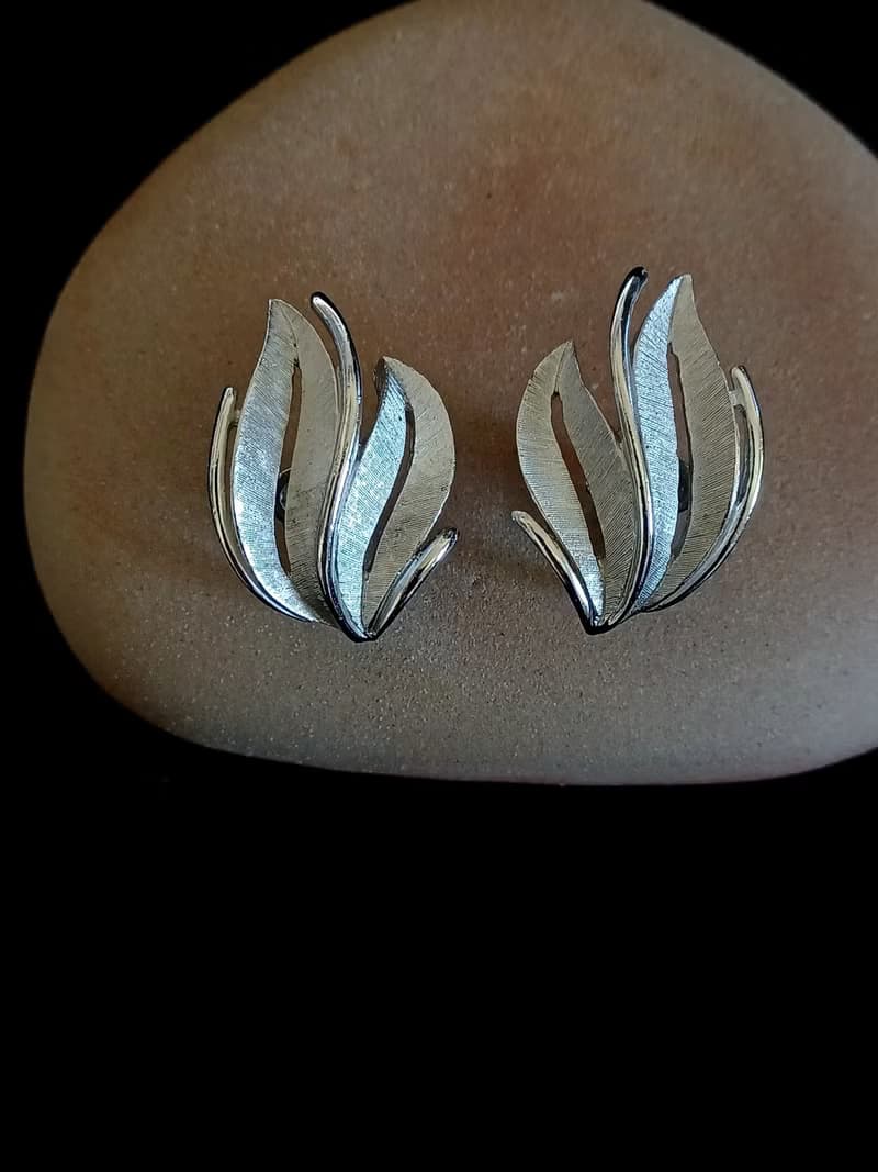 vintage jewelry Trifari 優雅銀色搖擺葉脈 夾式耳環
