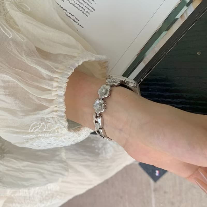 A.金属花朵手表表带