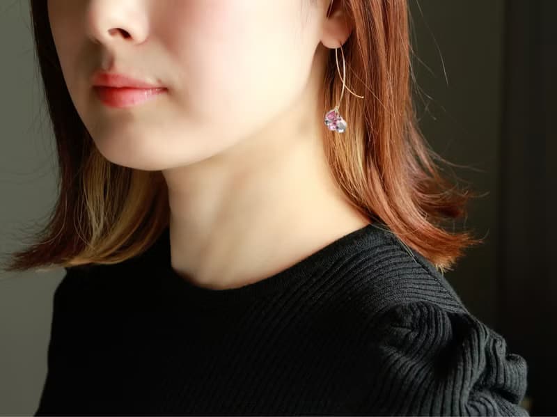 14kgf-pink chilly tears curve pierced earrings