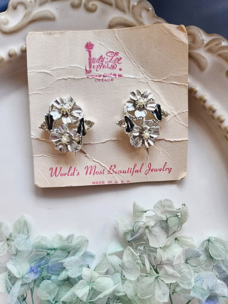 美國西洋古董飾品 / Judy Lee銀白琺瑯珍珠花墨葉典雅夾式耳環