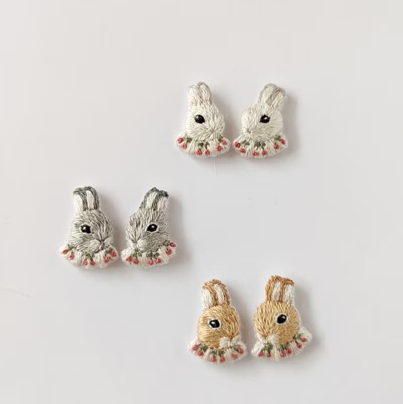 さくらんぼの襟うさぎ　刺繍ピアス/イヤリング