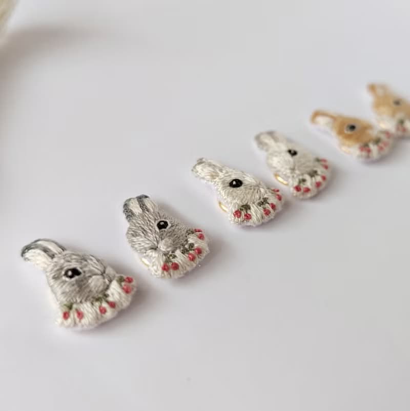 さくらんぼの襟うさぎ　刺繍ピアス/イヤリング