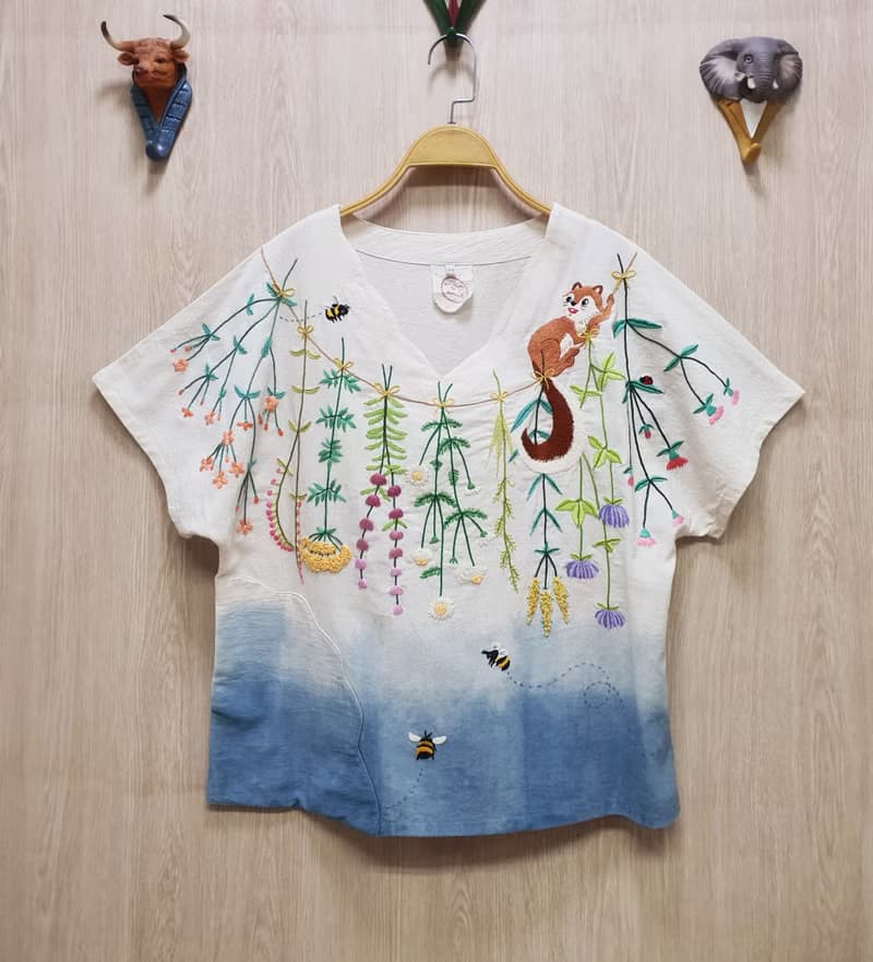 手工刺繡上衣、棉麻、松鼠、花朵、雛菊、花束