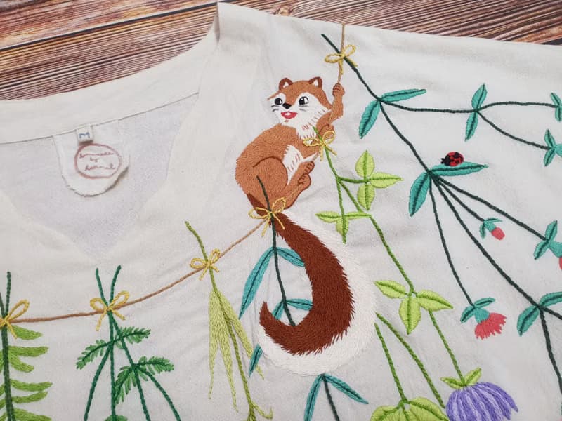 手工刺繡上衣、棉麻、松鼠、花朵、雛菊、花束