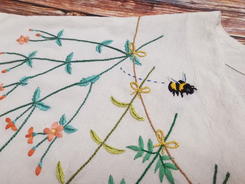 手工刺繡上衣、棉麻、松鼠、花朵、雛菊、花束